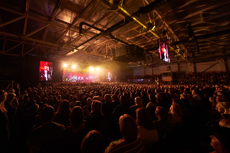 Вечер сюрпризов: как Олег Винник поздравил женщин с праздником весны