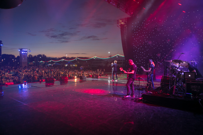 Скрізь люблять: Олег Винник показав "молодих вовчиць" у Білорусі (відео)