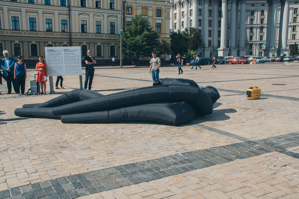 У самому центрі Києва "виросли" величезні чорні щупальця (фото)