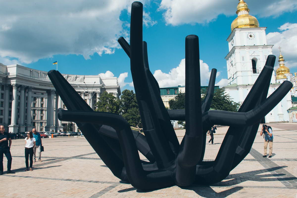 У самому центрі Києва "виросли" величезні чорні щупальця (фото)