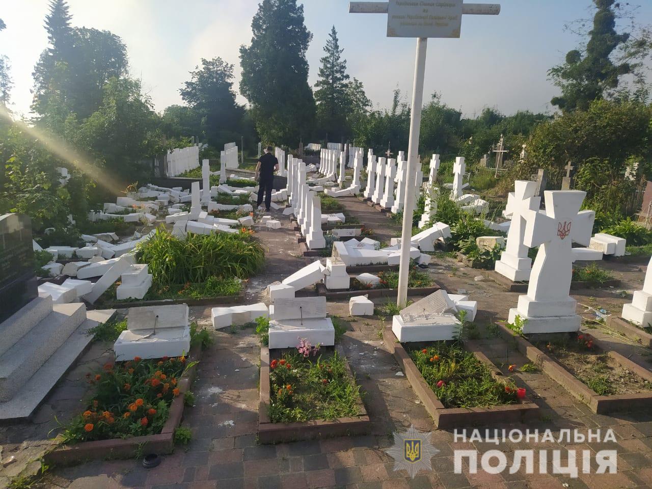 Под Львовом вандал разгромил кладбище: разбито 59 крестов и памятников сечевых стрельцов