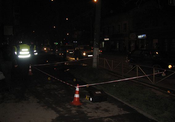 У центрі Хмельницького посеред вулиці підрізали волонтера