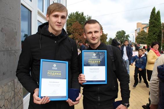 Гройсман и Деканоидзе наградили подростков за задержание преступника