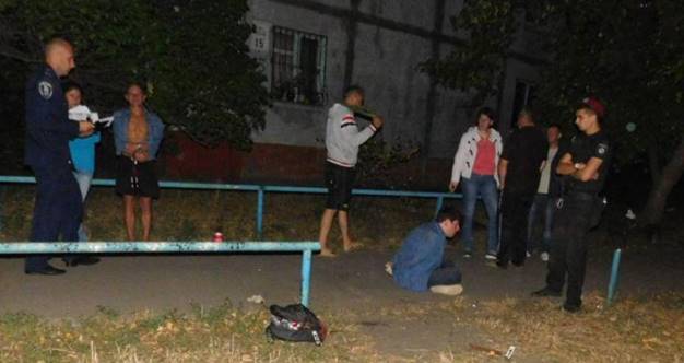 В Киеве прохожие "скрутили" иностранца, напавшего на женщину