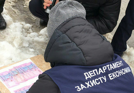 На ходу выбрасывал деньги из машины: в Хмельницкой области взяточник "оригинально" убегал от копов