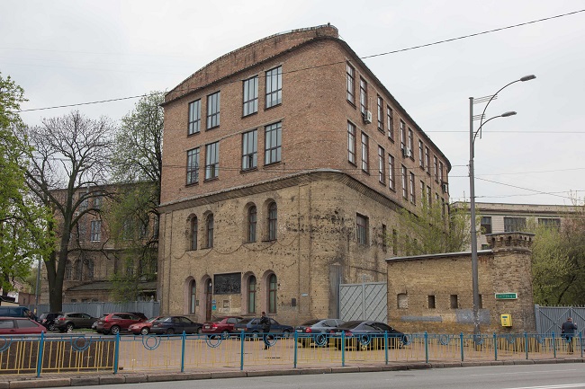 Стена одного из корпусов завода Арсенал 