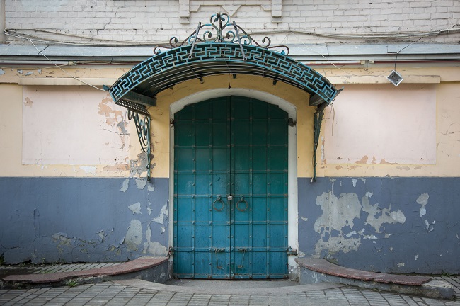 Металлическая дверь в доме Ипсиланти 