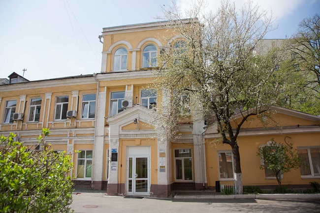 Дом №10а – офтальмологическая клиника Поповых