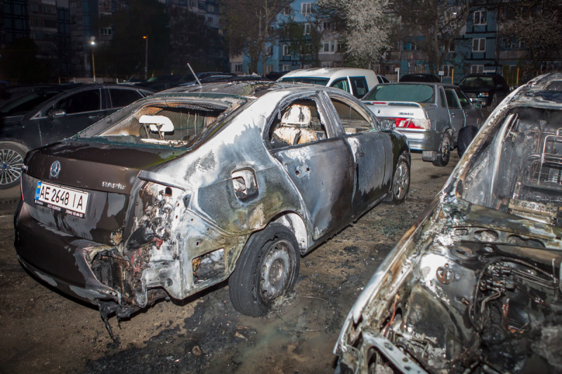 "Пролунав різкий хлопок": у Дніпрі вночі на стоянці горіли п'ять автомобілів (фото)