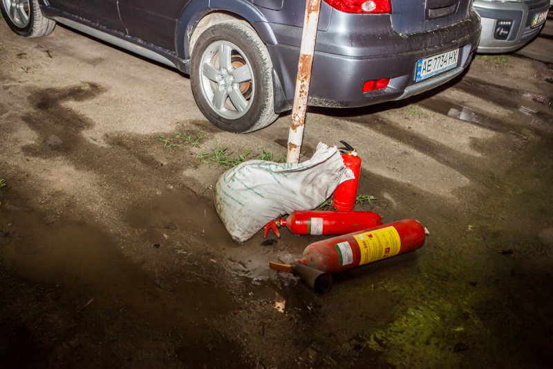 "Пролунав різкий хлопок": у Дніпрі вночі на стоянці горіли п'ять автомобілів (фото)