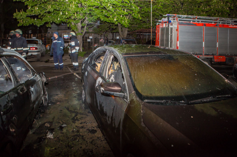 "Пролунав різкий хлопок": у Дніпрі вночі на стоянці горіли п'ять автомобілів (фото)