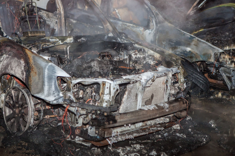 "Пролунав різкий хлопок": у Дніпрі вночі на стоянці горіли п'ять автомобілів (фото)