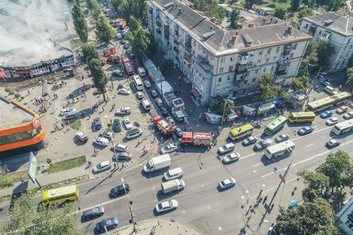 Сильна пожежа біля метро в Києві: з'явилося епічне фото і відео