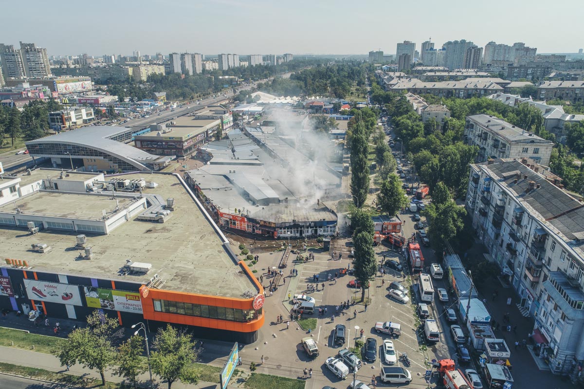 Сильна пожежа біля метро в Києві: з'явилося епічне фото і відео