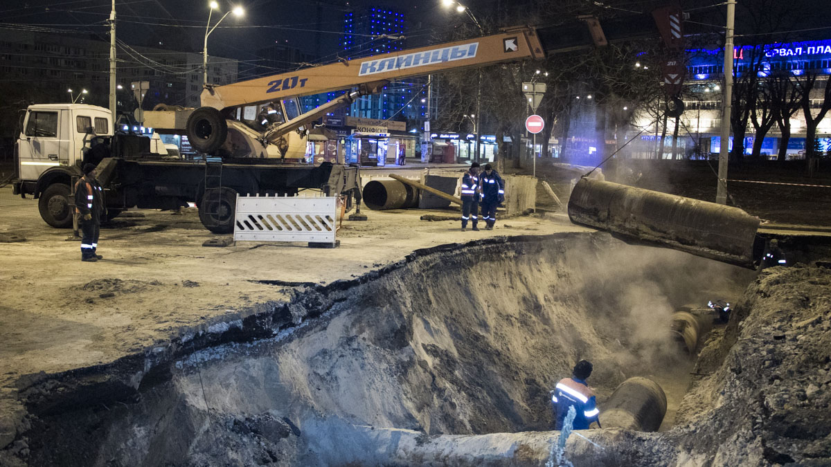 Новый провал: что изменилось за ночь возле затопленного Ocean Plaza в Киеве