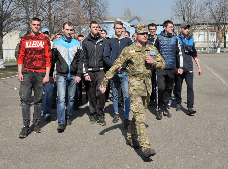 В Украине стартовал весенний призыв: в Харькове состоялись торжественные проводы (фото)