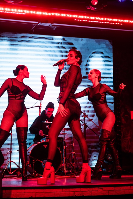 Вечеринка в "постельных" тонах: Полякова и Астафьева презентовали секс-комедию "Свингеры"