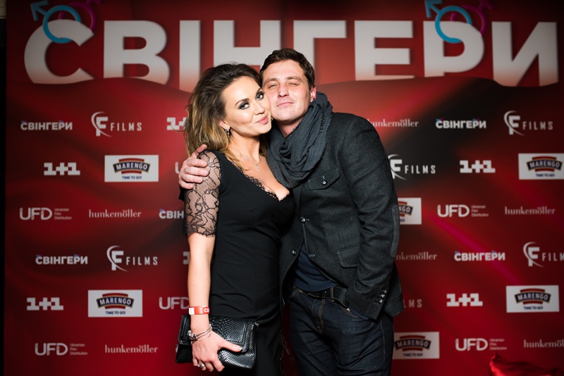 Вечеринка в "постельных" тонах: Полякова и Астафьева презентовали секс-комедию "Свингеры"