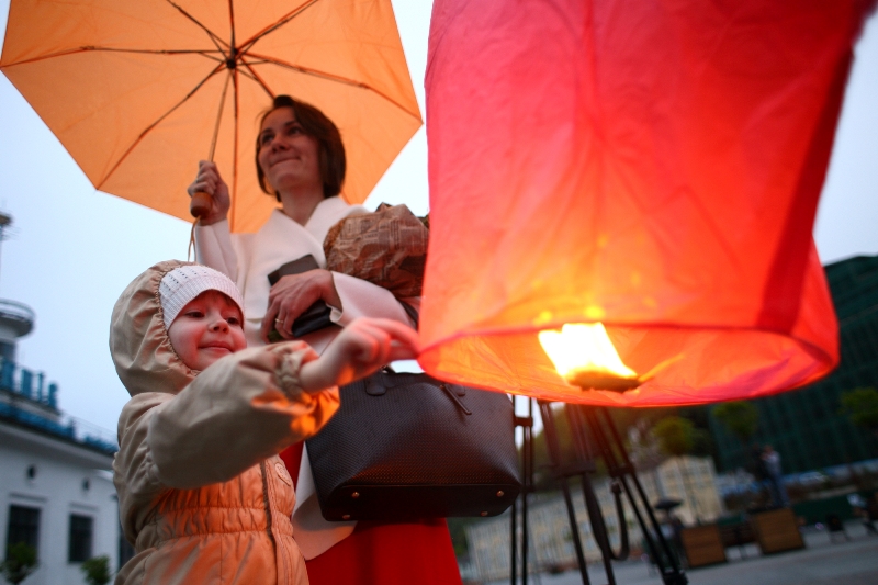 Віра, Надія і китайські ліхтарики: сестра Савченко відзначила ювілей української льотчиці разом з киянами