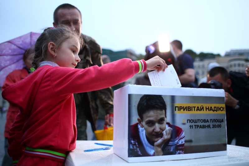 Віра, Надія і китайські ліхтарики: сестра Савченко відзначила ювілей української льотчиці разом з киянами