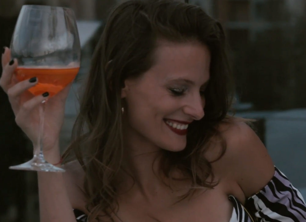 Таня Рубан и Элизабет Грин на горячей вечеринке 70-х: новое видео от Dafna May