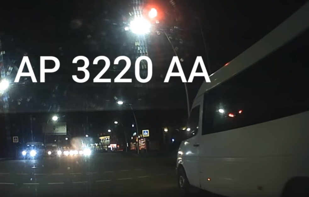 "Там же люди!": маршрутник "прокрався" на червоний на небезпечному перехресті (відео)