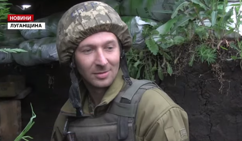 Ніхто не стріляв: окупанти підняли над своїми позиціями український прапор (відео)