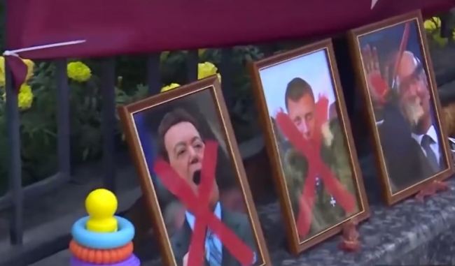 "Путин следующий": под посольством РФ устроили Chicken Party (фото, видео)