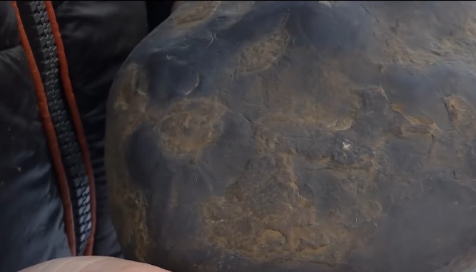 "Аж уши заложило": на гараж украинца "приземлился" метеорит