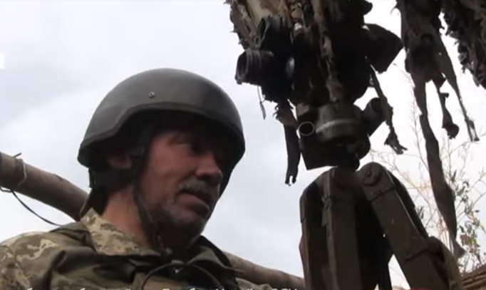 Ніхто не стріляв: окупанти підняли над своїми позиціями український прапор (відео)