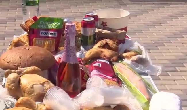 "Путин следующий": под посольством РФ устроили Chicken Party (фото, видео)