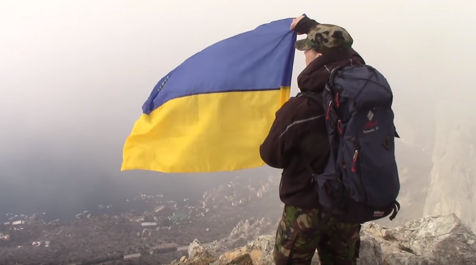 У Криму на підтримку полонених моряків підняли український прапор