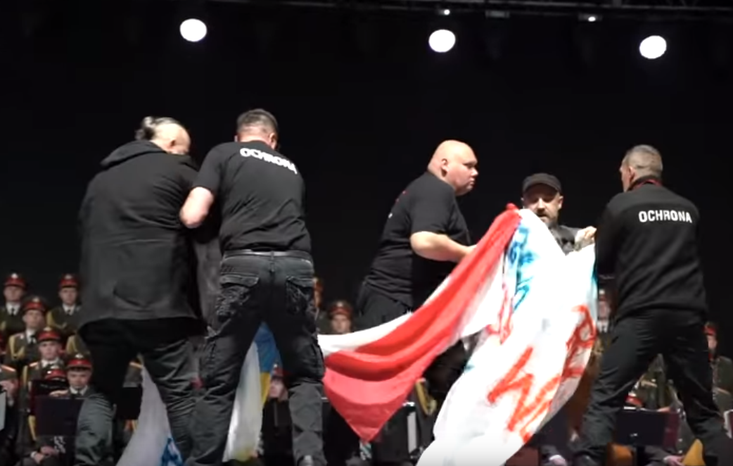 &quot;Лапы прочь от Украины&quot;: в Польше сорвали концерт ансамбля Александрова (видео)