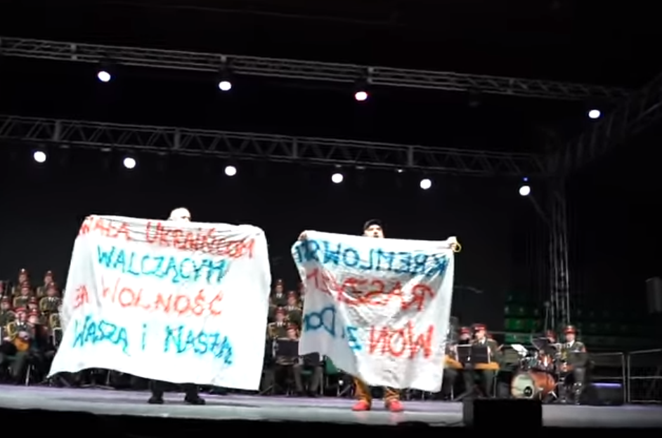 &quot;Лапы прочь от Украины&quot;: в Польше сорвали концерт ансамбля Александрова (видео)