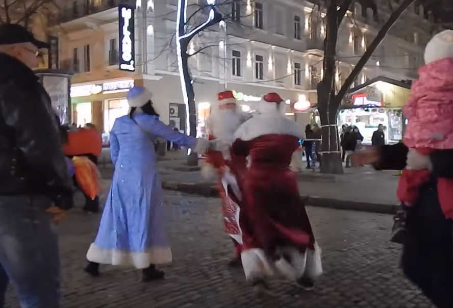 На глазах у детей: драка Дедов Морозов в Одессе попала на видео