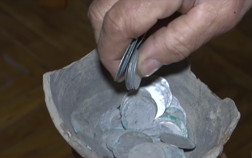 В Житомирской области пенсионеры нашли на своем огороде клад