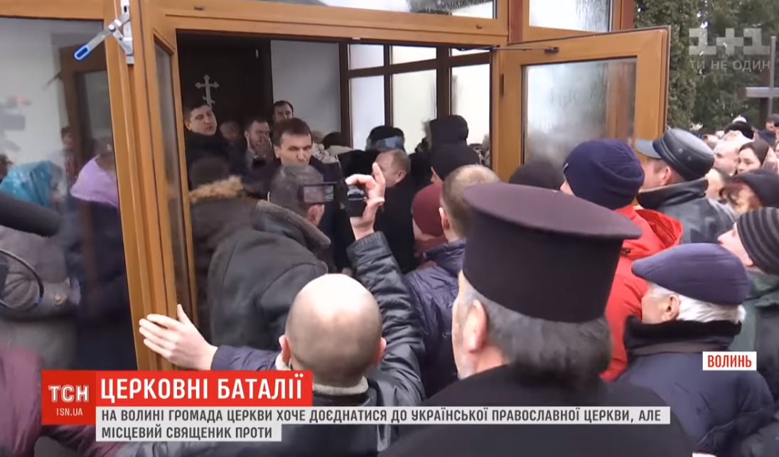 "Хіба Бог - росіянин?" На Волині прихильники ПЦУ відстояли храм від МП (відео)