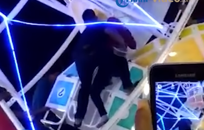 Незабываемый аттракцион: на колесе обозрения перевернулись кабины с пассажирами