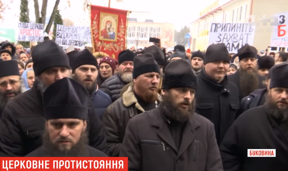 Підбурюють народ: у Вінниці та Чернівцях священики УПЦ МП влаштували пікети (відео)