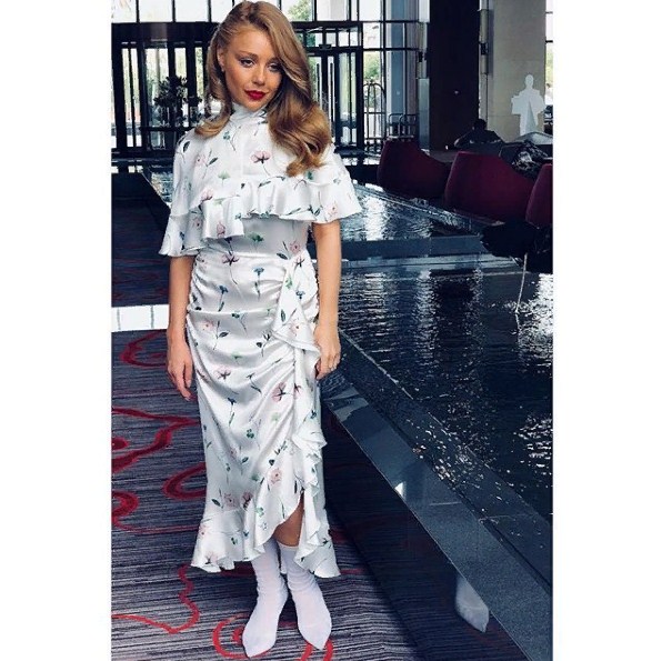 &quot;Это шик!&quot;  Тина Кароль поразила поклонников стильным образом