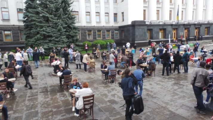 Під Офісом президента активісти "відкрили" ресторан: Зеленському залишили столик (відео)