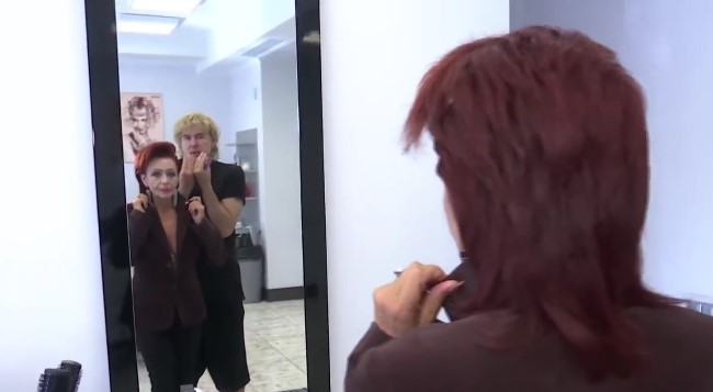 &quot;Любить клуби та богемні тусовки&quot;: 70-річна киянка-тусовщиця змінила імідж (відео)