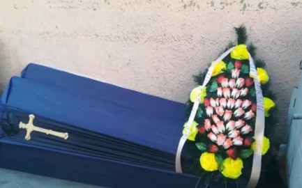 "Словно дикари": в Киеве скандал из-за выброшенного на улицу гроба
