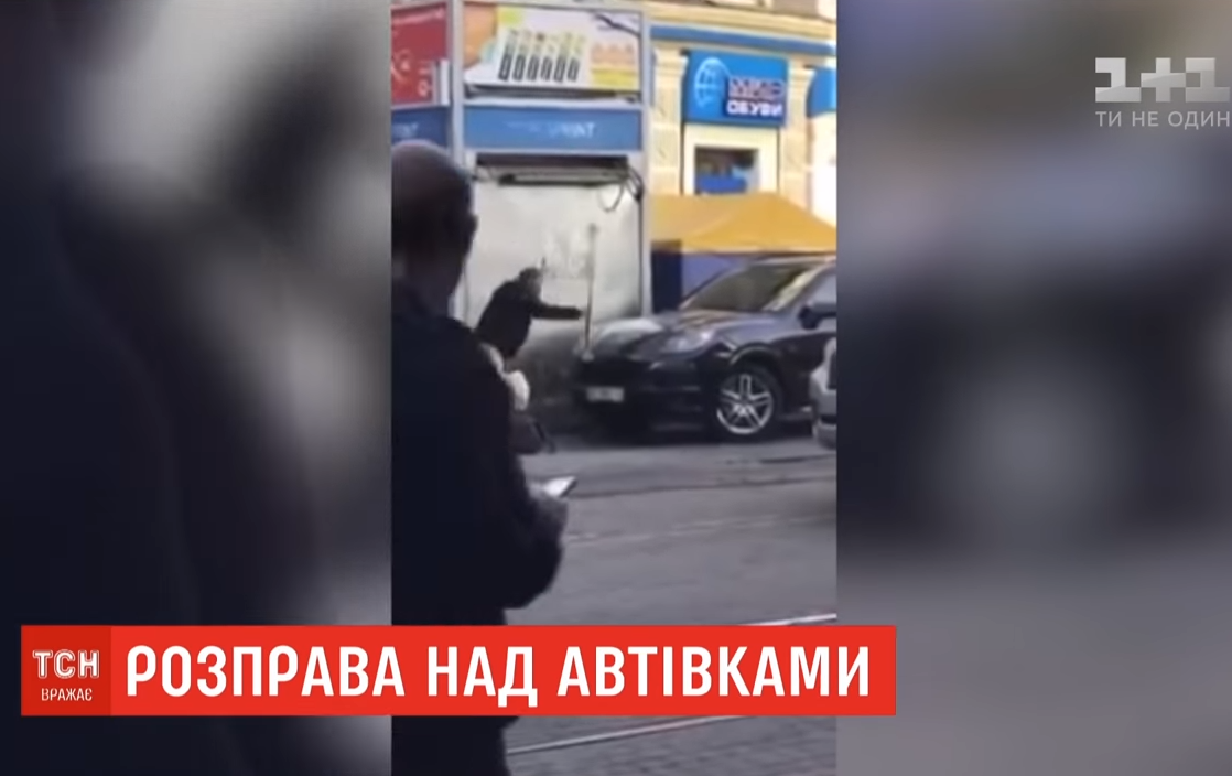В Днепре мужчина крушил припаркованные на тротуаре автомобили