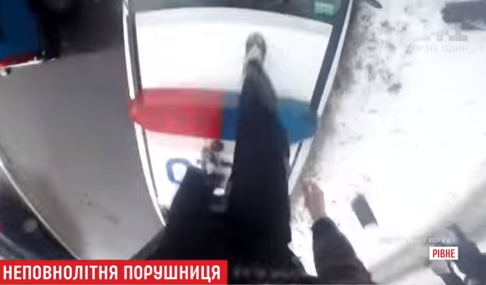 В Ровно школьница устроила танцы на капоте полицейского авто (видео)