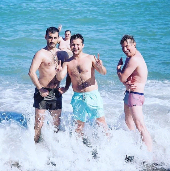 "Чудики в трусах": Зеленський повеселив фанів знімком з відпочинку на морі