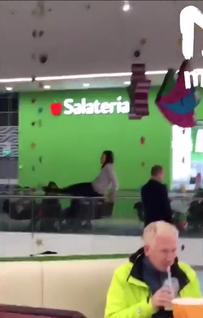 "А че, охраннику все равно?": в московском ТЦ у всех на глазах девушка прыгнула с 4-го этажа