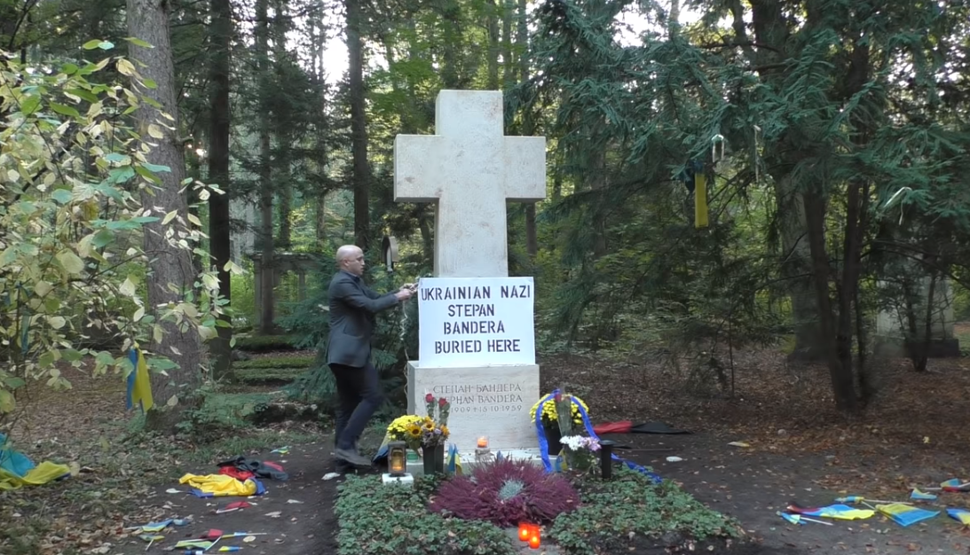 Пропагандист Филлипс надругался над могилой Бандеры