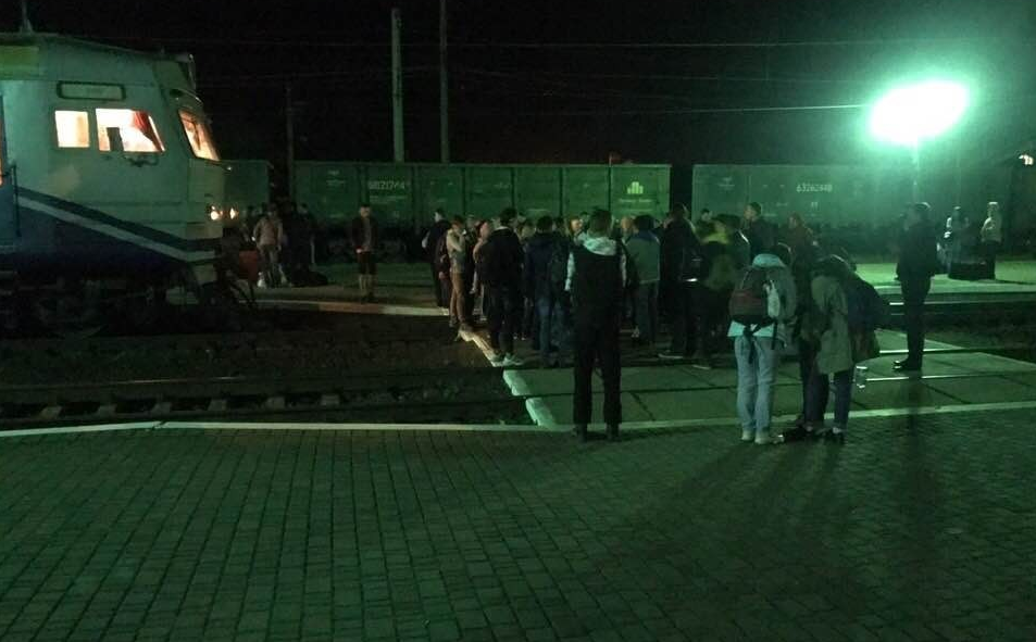 На Львовщине недовольные пассажиры перекрыли железную дорогу