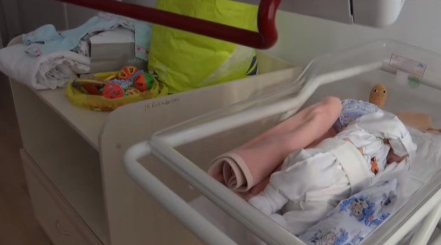 "Каждый день звонит и плачет": в Ровно женщине пришлось оставить ребенка из-за плохих условий жизни